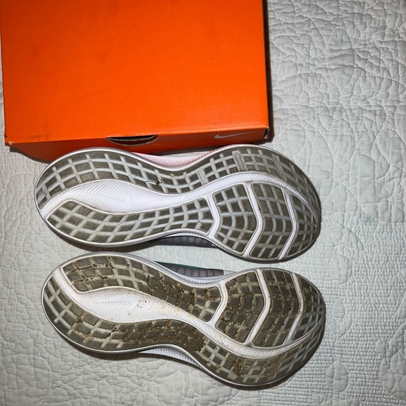 Women’s size 6 Nike running shoes. - Picture 4 of 7
